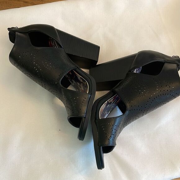 CHRISTIAN LACROIX BLACK CUTOUT SHOOTIES.  NEW IN BOX - Picture 3 of 10